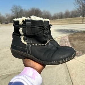 UGG Australia Cove Black Fuzzy Lined Leather Ankle Boots Women’s Size 9